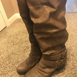 Cute beige/gray slouch boots!